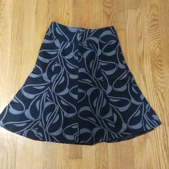 H&M Dresses & Skirts - H&M tulip 🌷 skirt work wear lined full size 4